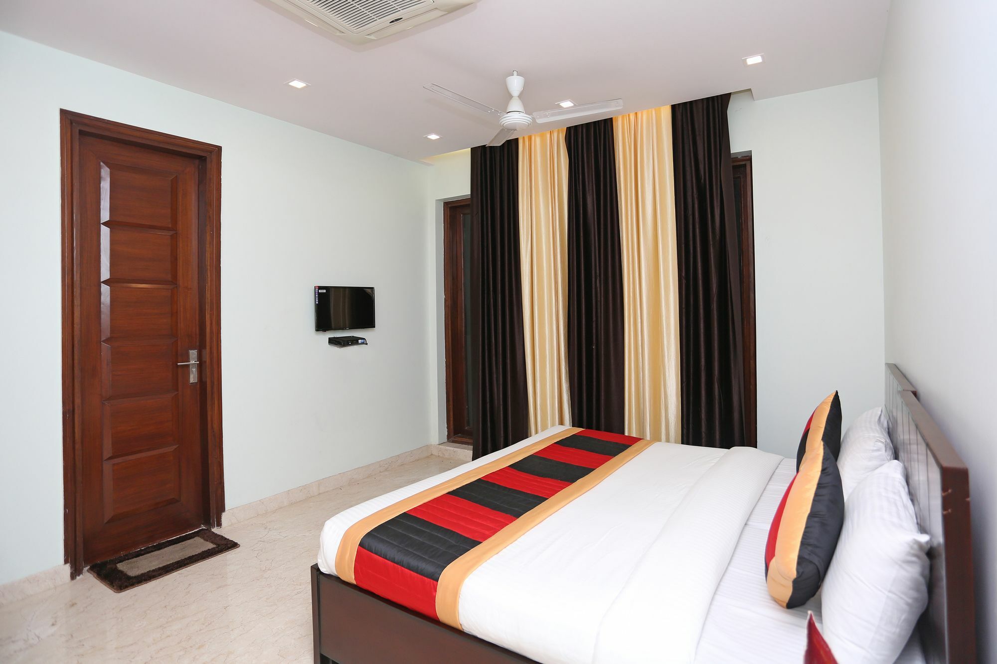 Oyo 9664 Sector 48 Otel Gurgaon Dış mekan fotoğraf